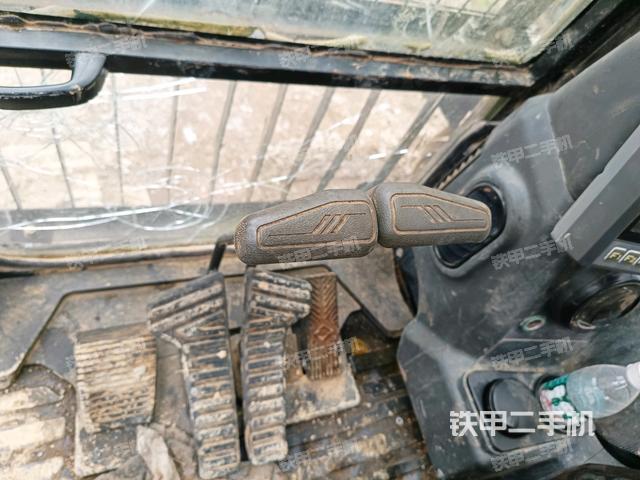 行走控制手柄和踏板 俯拍(驾驶室部分) 行走控制手柄和踏板 俯拍(驾驶室部分)