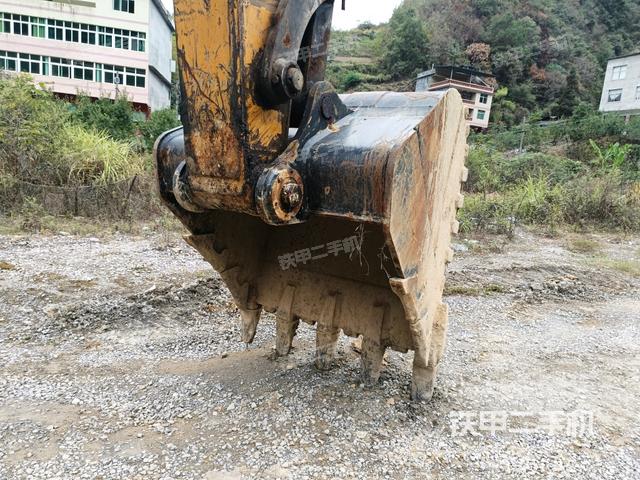 铲斗右后整体(工作和回转装置) 铲斗右后整体(工作和回转装置)