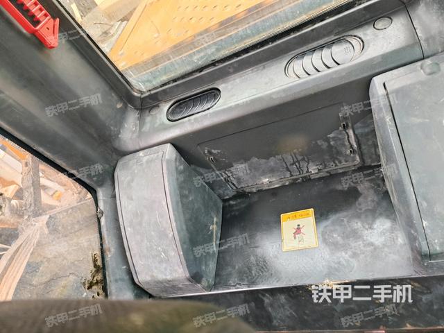 座椅后部(驾驶室部分) 座椅后部(驾驶室部分)