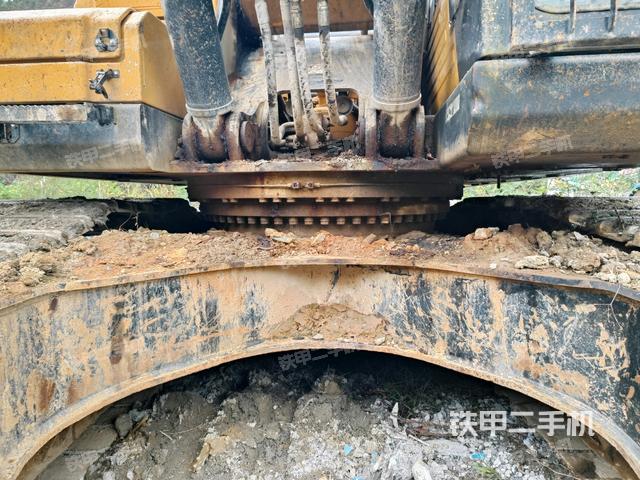 转盘和下车架正前(工作和回转装置) 转盘和下车架正前(工作和回转装置)