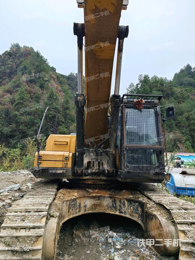大臂油缸整体 竖拍(工作和回转装置) 大臂油缸整体 竖拍(工作和回转装置)