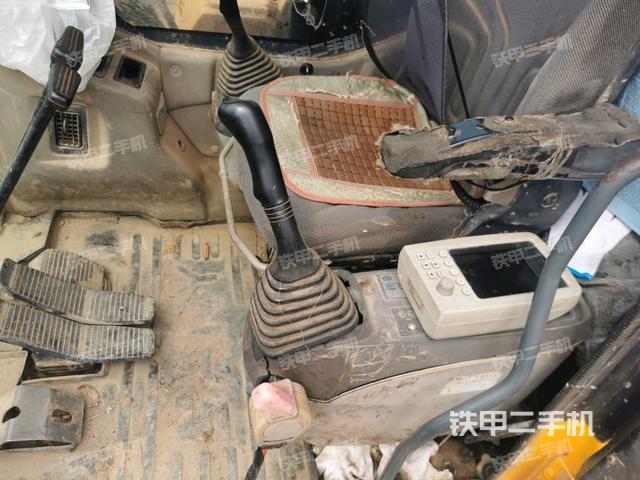 行走控制手柄和踏板 俯拍（驾驶室部分）