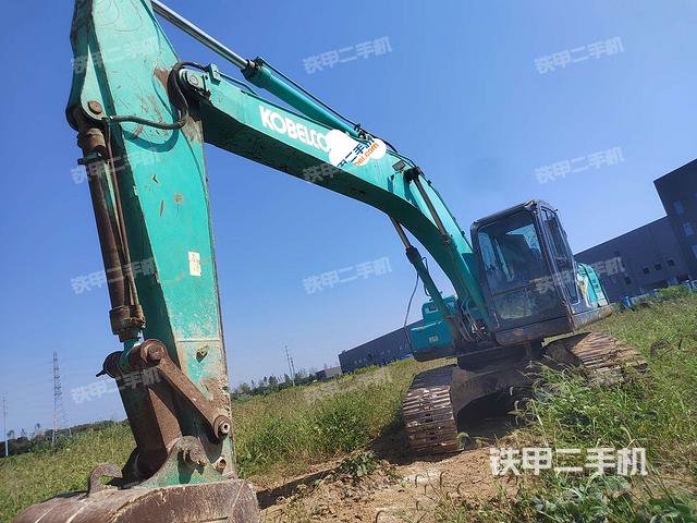 神钢SK200-8挖掘机