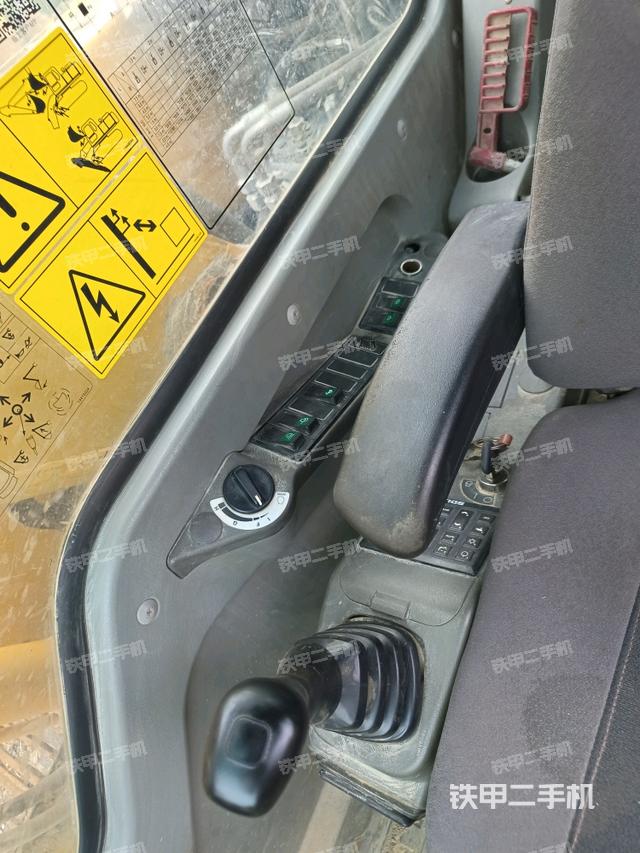 座椅右侧控制台/钥匙门/油门/含右手柄（驾驶室部分）
