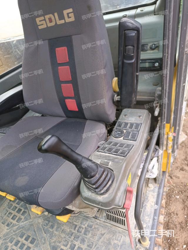 座椅左侧控制台/音响/含左手柄（驾驶室部分）