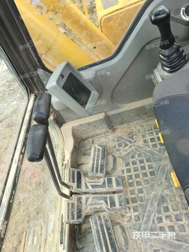 行走控制手柄和踏板 俯拍（驾驶室部分）