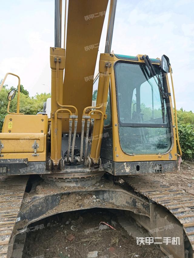 大臂油缸整体 竖拍（工作和回转装置）