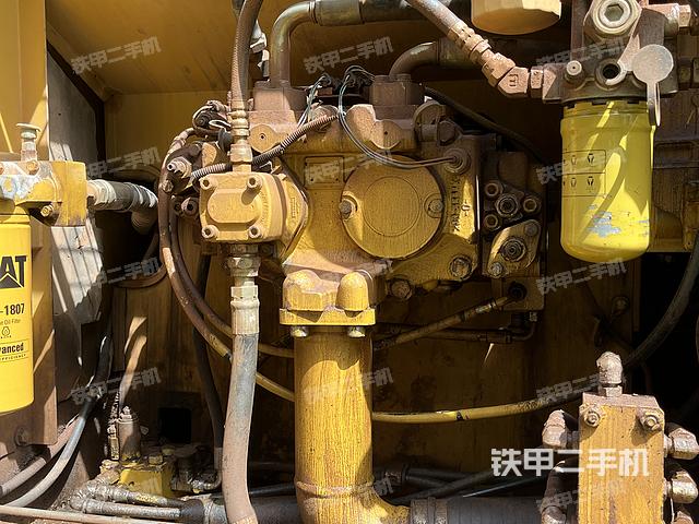 液压泵舱室正面整体（整机外观）