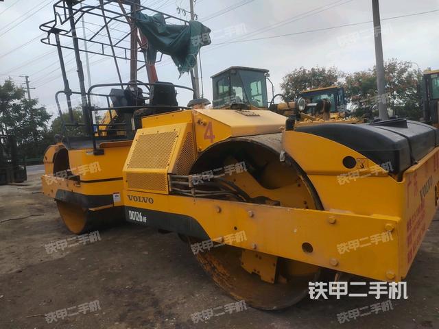 沃尔沃DD126HF压路机
