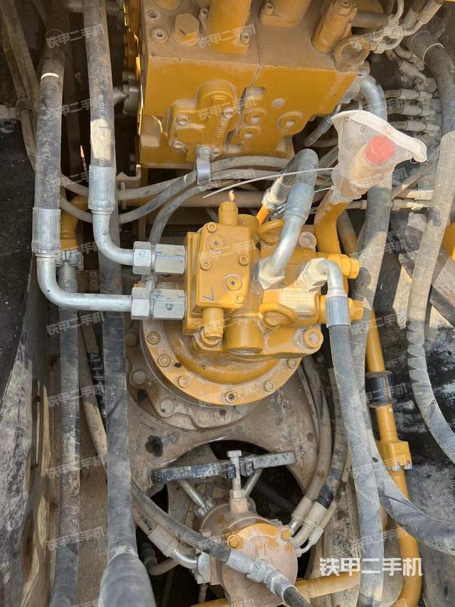 回转马达和主控阀（整机外观）