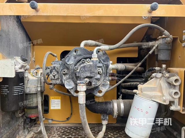 液压泵舱室正面整体（整机外观）