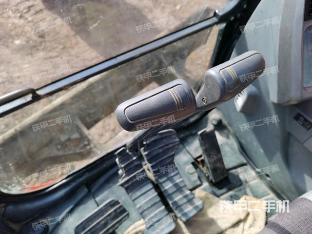 行走控制手柄和踏板 俯拍(驾驶室部分) 行走控制手柄和踏板 俯拍(驾驶室部分)