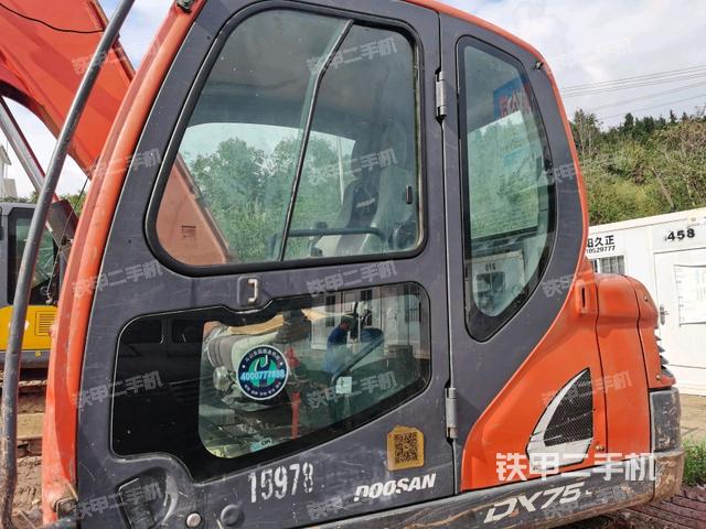 驾驶室正侧(驾驶室部分)  驾驶室正侧(驾驶室部分)