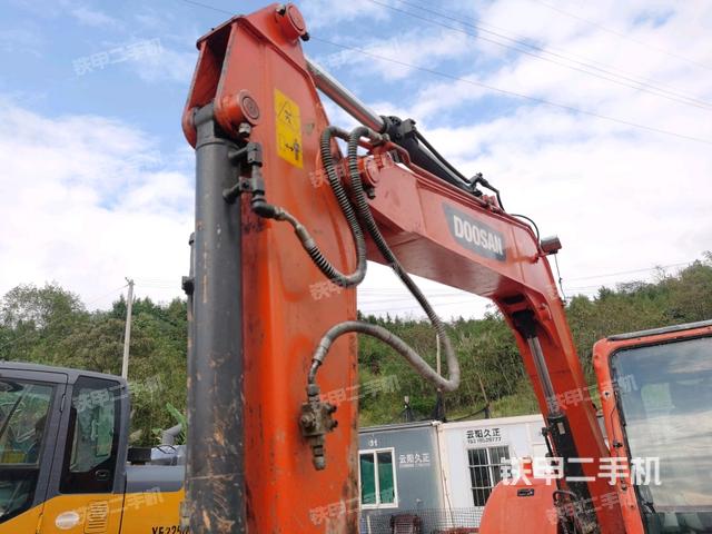 小臂整体右前(工作和回转装置) 小臂整体右前(工作和回转装置)