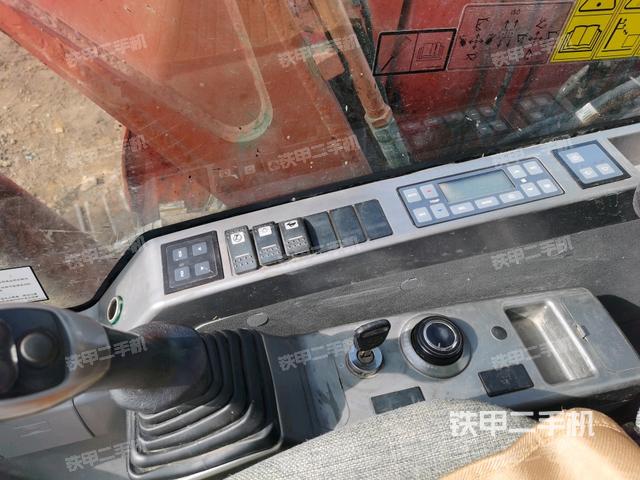 座椅右侧控制台/钥匙门/油门/含右手柄(驾驶室部分) 座椅右侧控制台/钥匙门/油门/含右手柄(驾驶室部分)