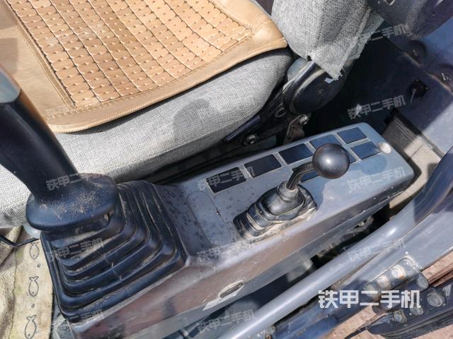 座椅左侧控制台/音响/含左手柄(驾驶室部分) 座椅左侧控制台/音响/含左手柄(驾驶室部分)