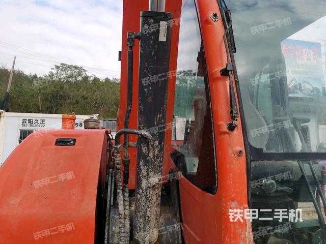 转盘和下车架正前(工作和回转装置) 转盘和下车架正前(工作和回转装置)