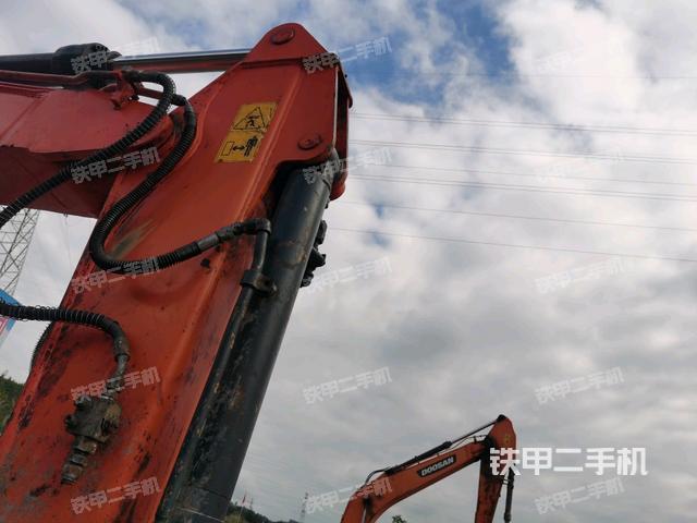 小臂整体左后(工作和回转装置) 小臂整体左后(工作和回转装置)