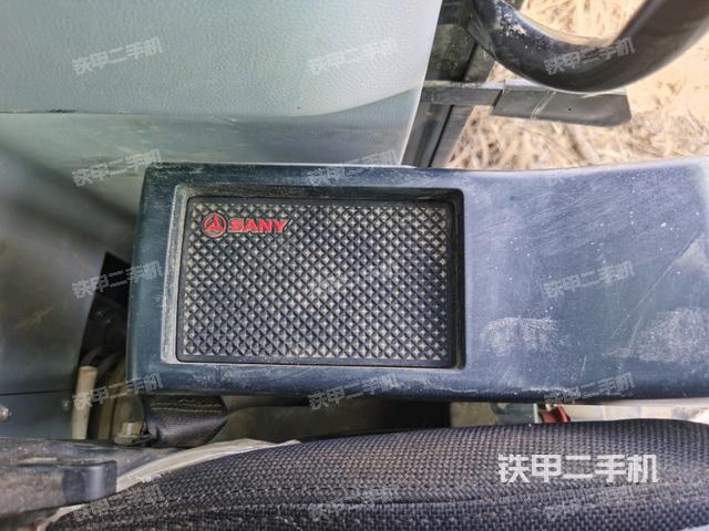 座椅左侧控制台/音响/含左手柄(驾驶室部分) 座椅左侧控制台/音响/含左手柄(驾驶室部分)