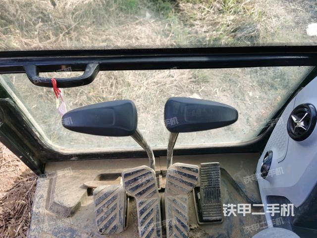 行走控制手柄和踏板 俯拍(驾驶室部分) 行走控制手柄和踏板 俯拍(驾驶室部分)