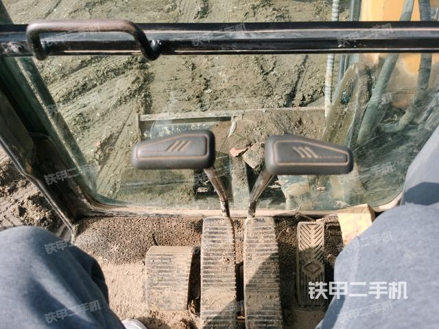 行走控制手柄和踏板 俯拍（驾驶室部分）