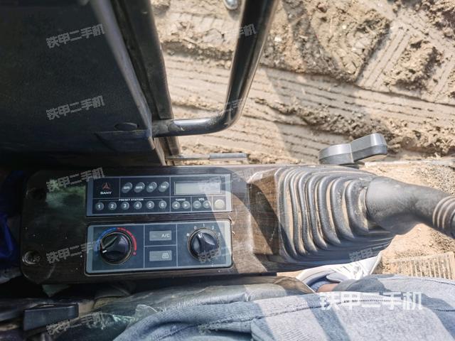 座椅左侧控制台/音响/含左手柄（驾驶室部分）