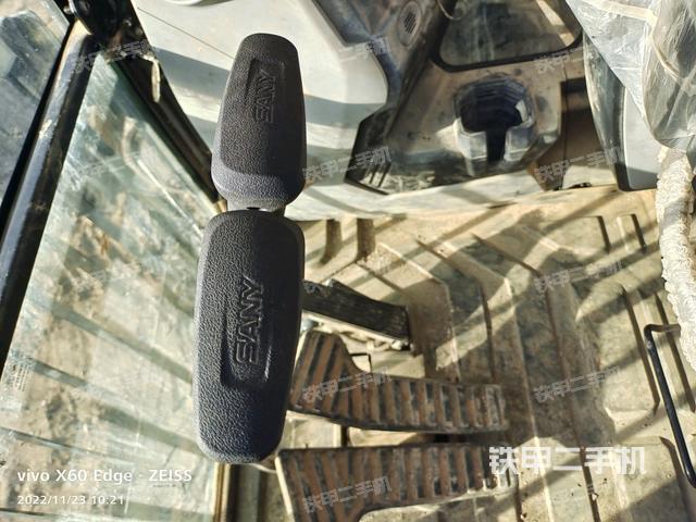 行走控制手柄和踏板 俯拍（驾驶室部分）