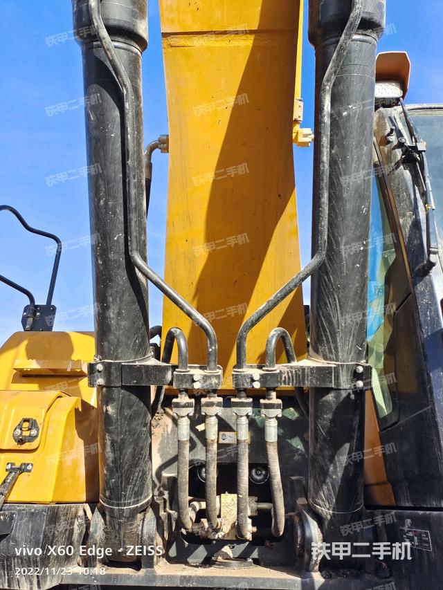 大臂油缸整体 竖拍（工作和回转装置）