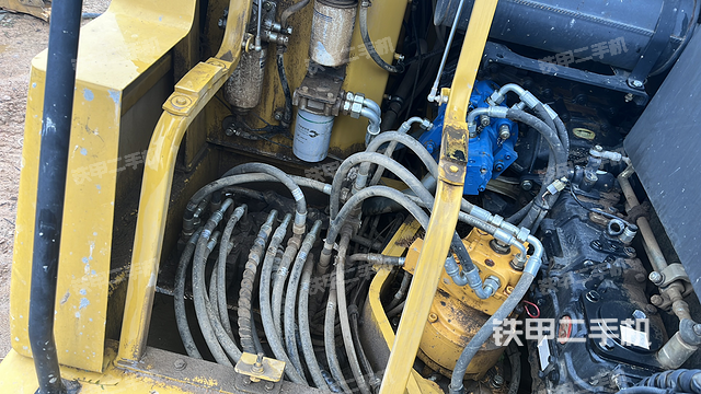 液压泵舱室正面整体（整机外观）