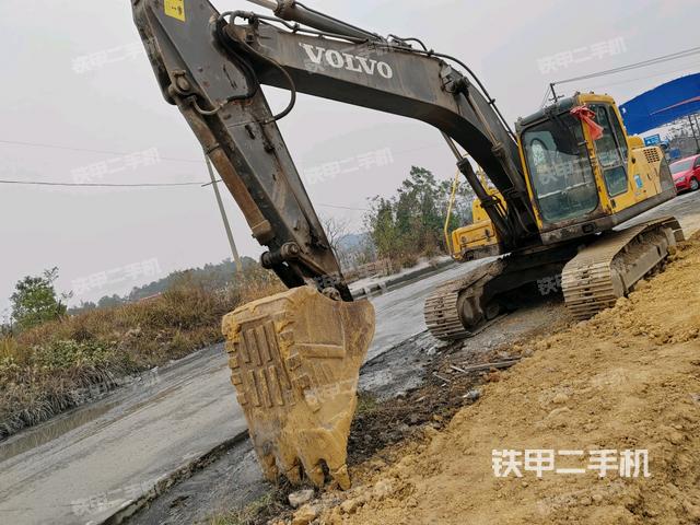 沃尔沃EC210B挖掘机