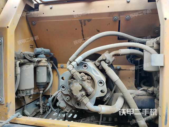 液压泵舱室正面整体（整机外观）