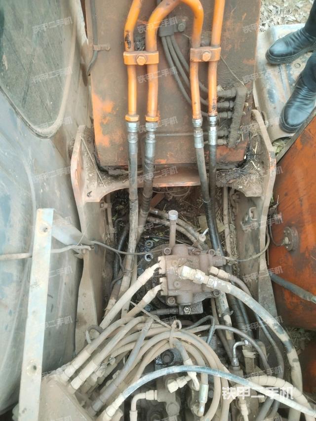 回转马达和主控阀（整机外观）