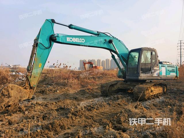 神钢SK200-8挖掘机