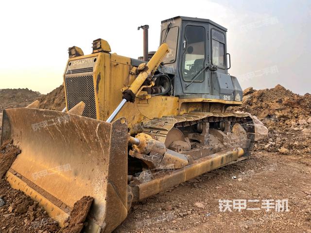 山推SD16標(biāo)準(zhǔn)型推土機(jī)