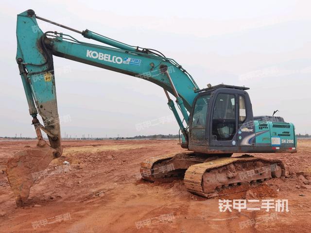 神钢SK200-8挖掘机