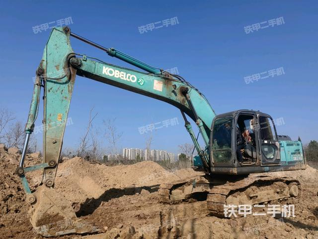 神钢SK200-8挖掘机