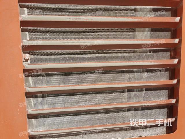 散熱器正面(大件艙室) 散熱器正面(大件艙室)