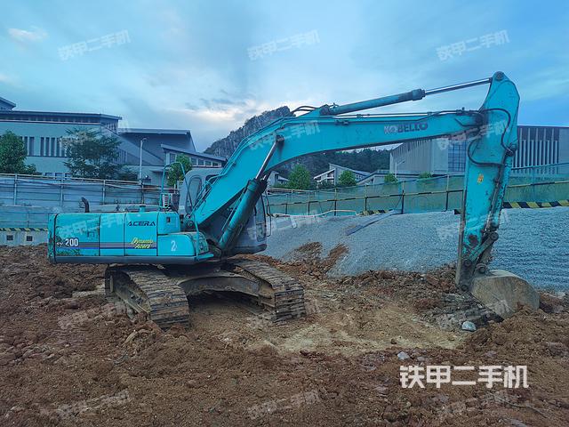 神钢SK200-6E挖掘机