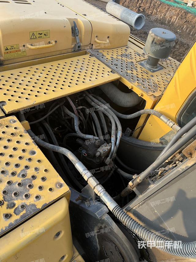 回轉(zhuǎn)馬達(dá)和主控閥（整機(jī)外觀）