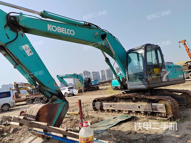 神钢SK200-8挖掘机