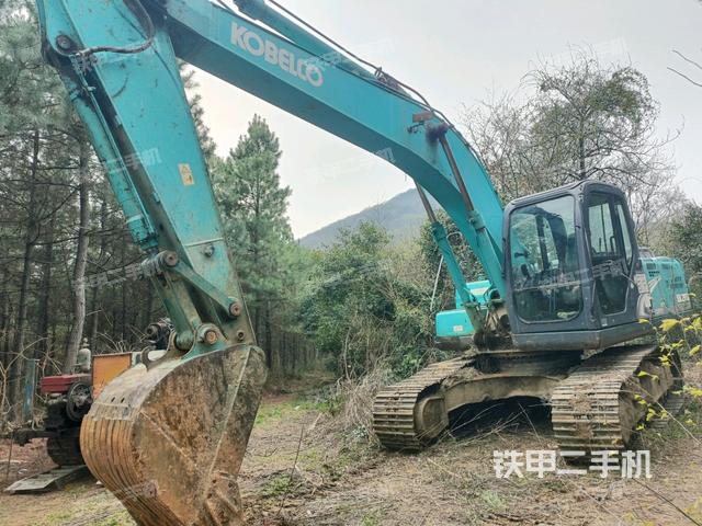 神钢SK200-8挖掘机