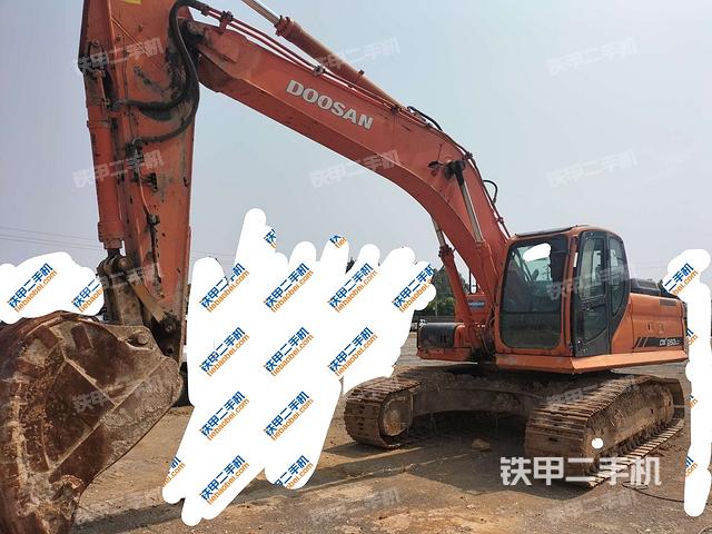 斗山DX260LC挖掘机