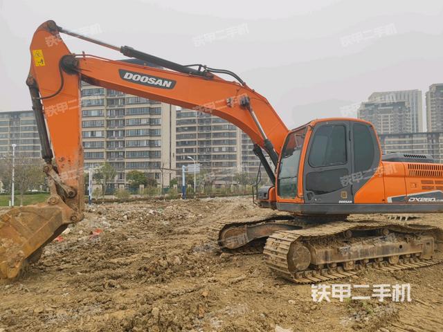 斗山DX220LC-9C挖掘机