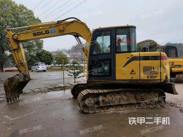 山东临工E675F挖掘机
