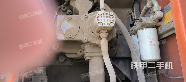 液压泵舱室正面整体（整机外观）