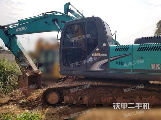 神钢SK200-8挖掘机
