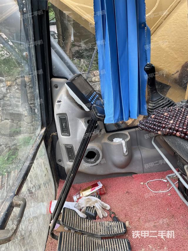 行走控制手柄和踏板 俯拍（驾驶室部分）