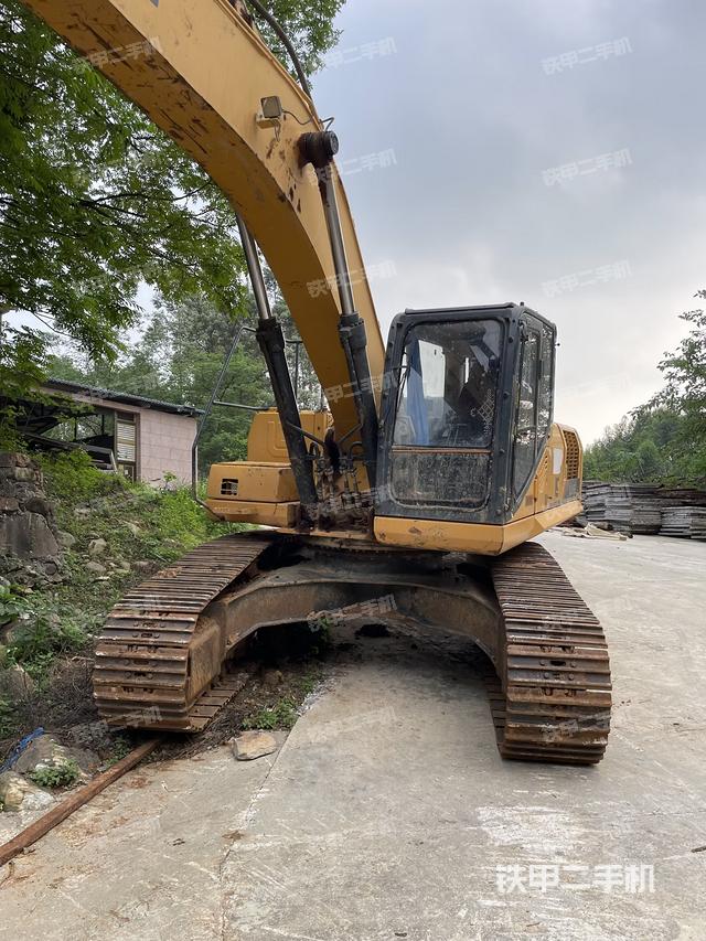 大臂油缸整体 竖拍（工作和回转装置）