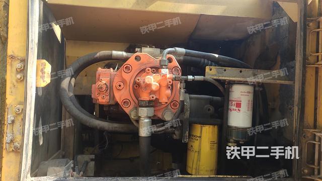 液压泵舱室正面整体（整机外观）