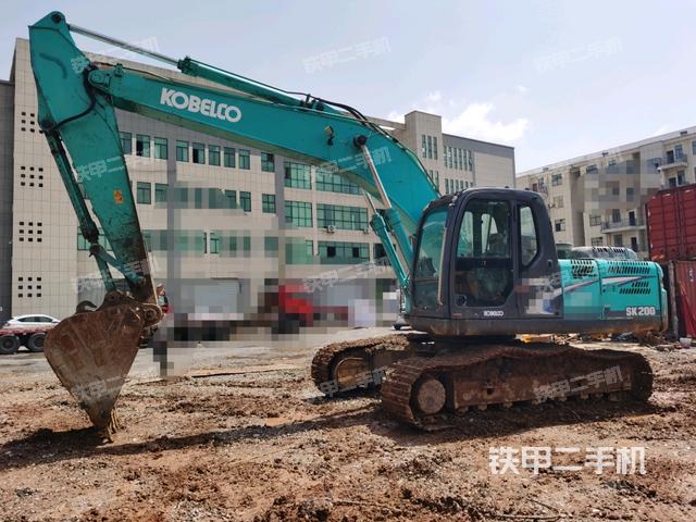 神钢SK200-8挖掘机
